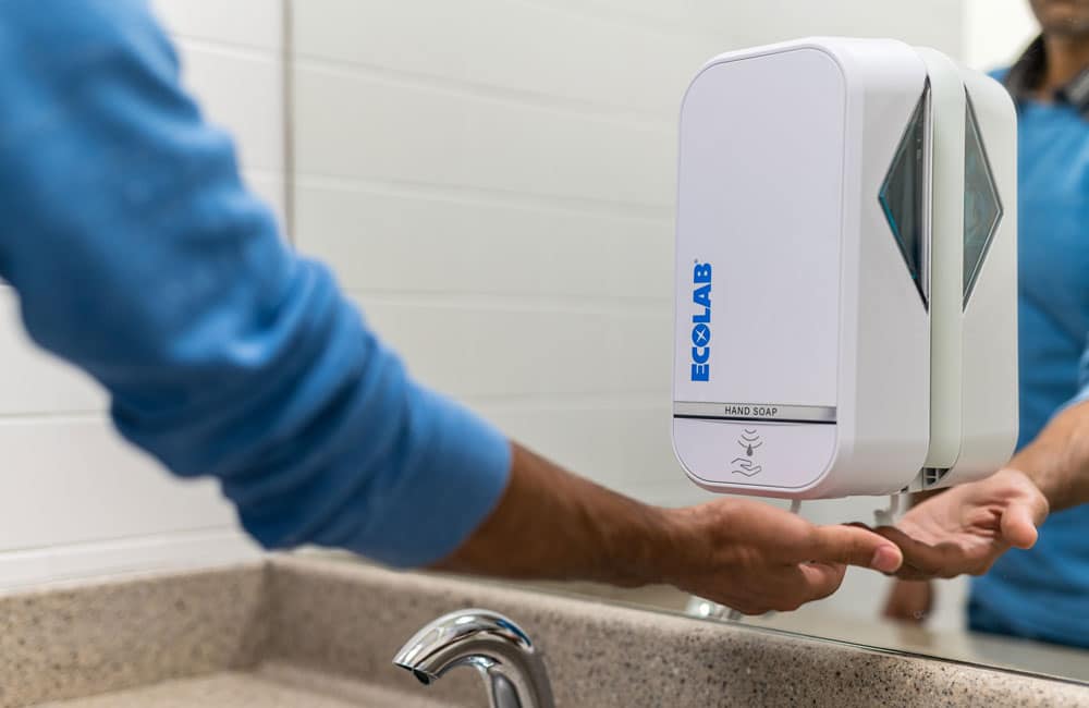 An image of a customer using an Ecolab Primaline soap dispenser.